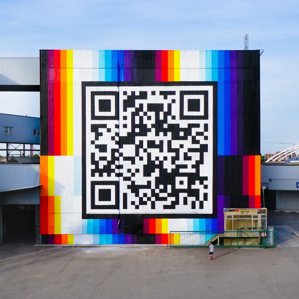 People with the Hasselt QR mural